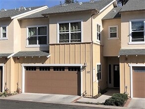 Building Photo - 317 Creekview Way