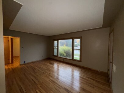 Foto del edificio - "Charming 2-Bed Gem with Hardwood Floors in Saint Paul's Vibrant South Side!"