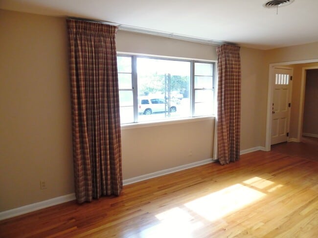 Building Photo - Live in Benbrook!