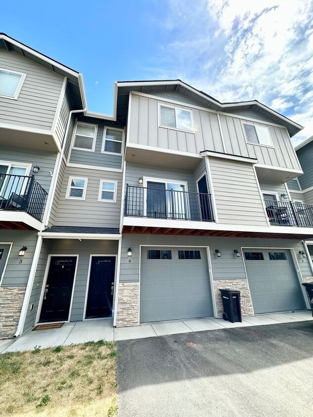 Primary Photo - Stunning 3 bedroom townhome.