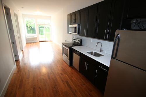 Foto principal - 593 Central Ave
