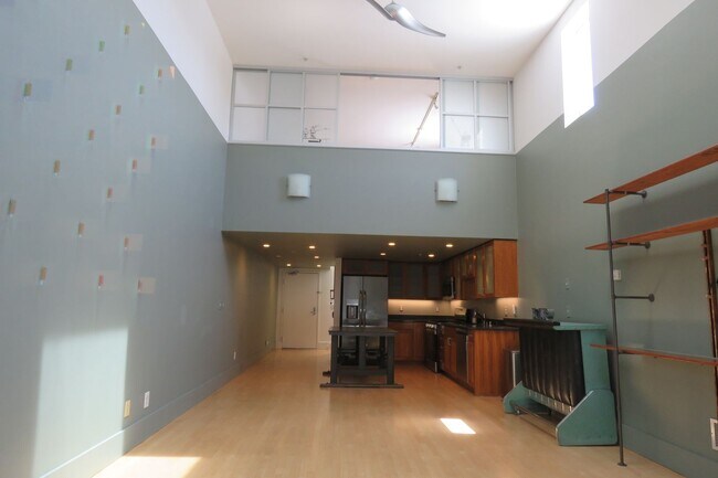 Foto del edificio - Huge Two Bedroom Condo in the Highly Desirable Neighborhood -  Dog Patch
