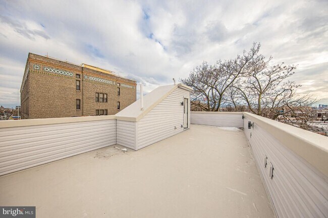 Building Photo - 2402 W Jefferson St