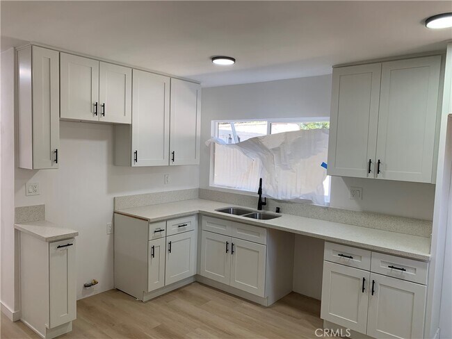 Building Photo - 1209 W 40th Pl