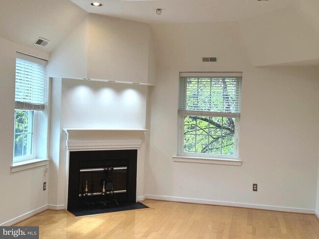Foto del edificio - 104 Woodside Rd