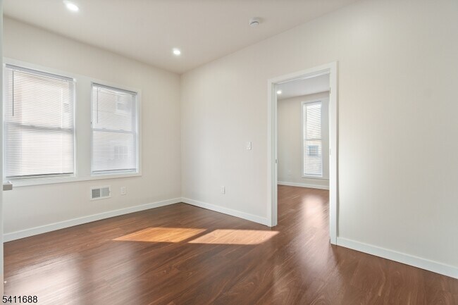 Building Photo - 824 George St