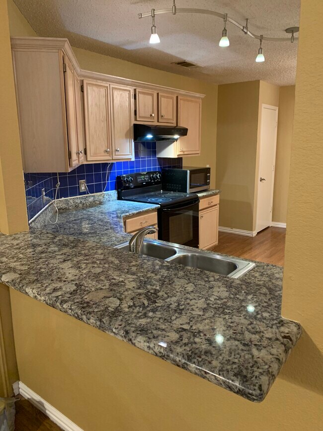 Building Photo - 6908 Chateau Dr