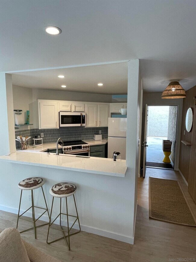 Building Photo - 7425 Charmant Dr