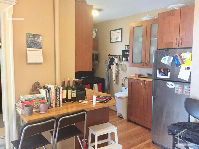 Foto del edificio - Great two bedroom in Cleveland Circle, new kitchen, tons of sunlight