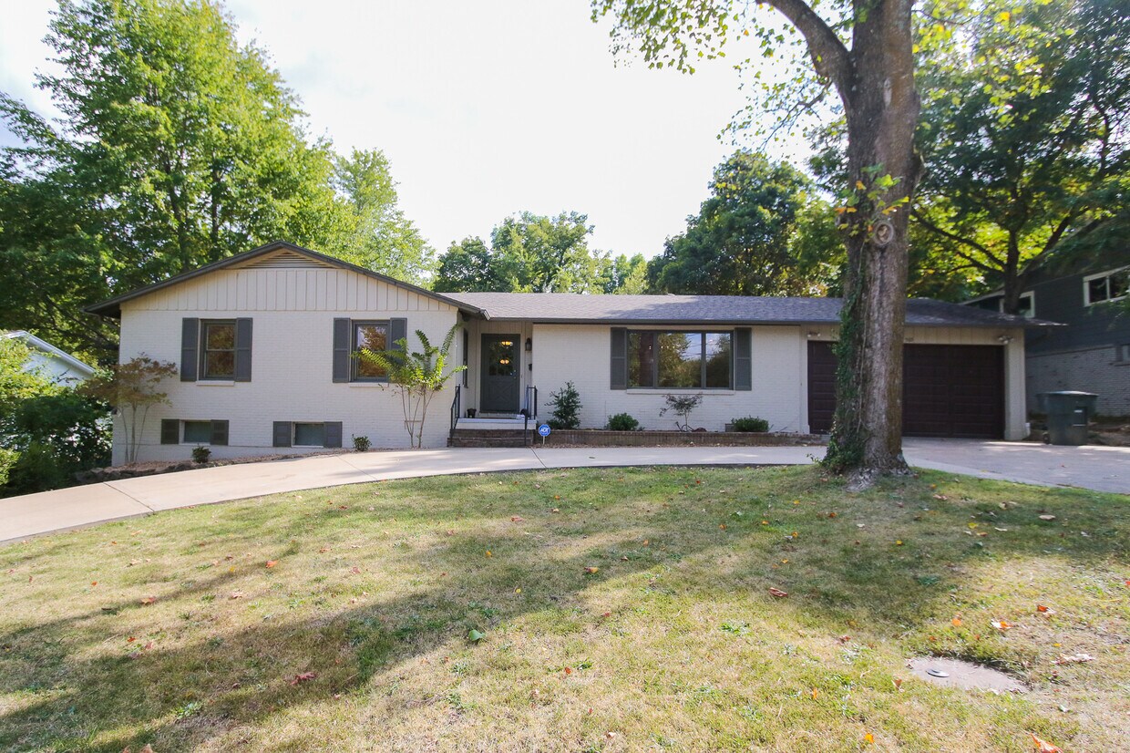 Primary Photo - 565 W North St