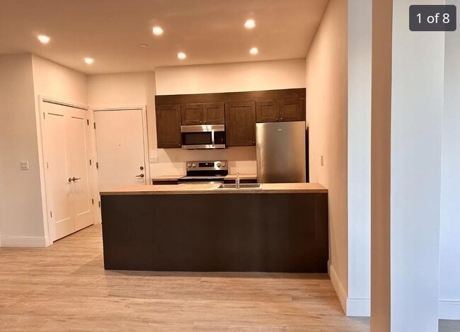 Building Photo - 246 Grove Ave