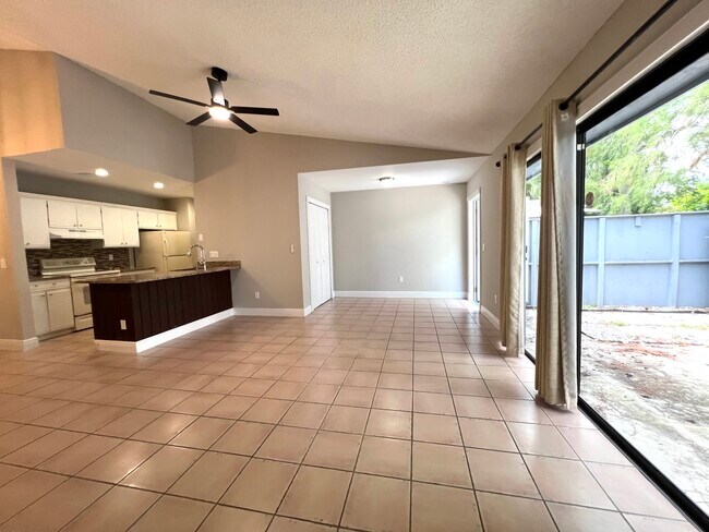 Foto del edificio - 1077 Goldenrod Rd