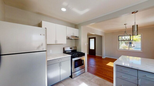 Foto del edificio - Recently renovated Three Bedroom, One bath...