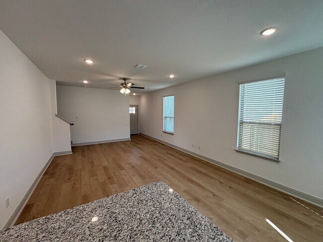 Foto del edificio - Modern 3-Bedroom Duplex with Upgrades in M...