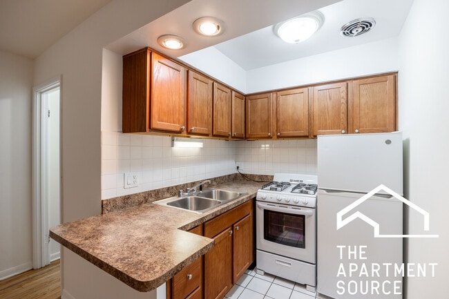 Building Photo - 540 W Roscoe St