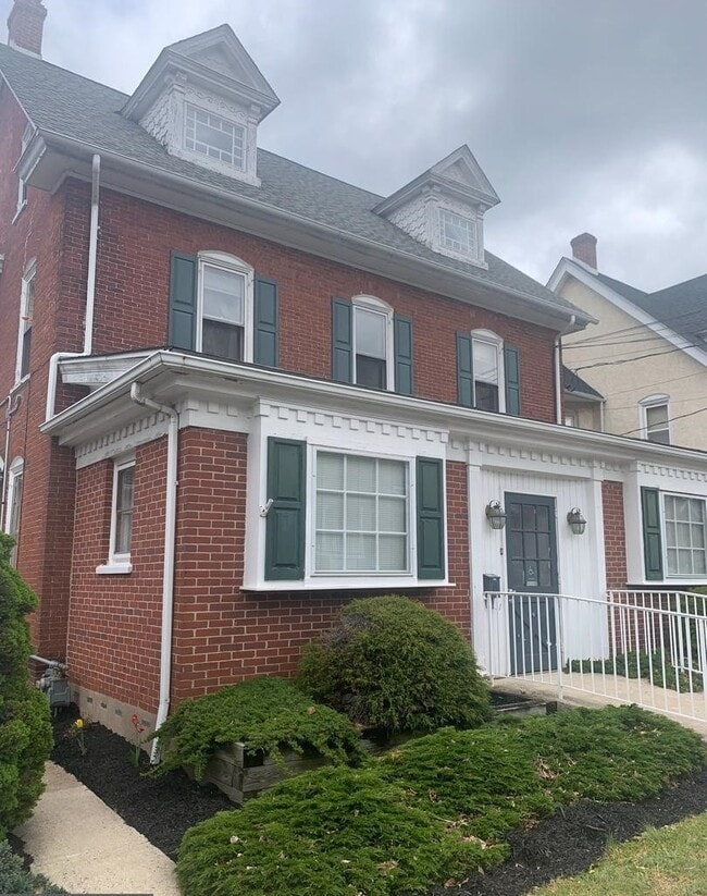 Building Photo - 211 E Broad St