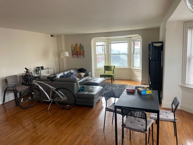 Building Photo - Spacious 2BR/2BTH Flat w/ HW Floors, A/C, ...