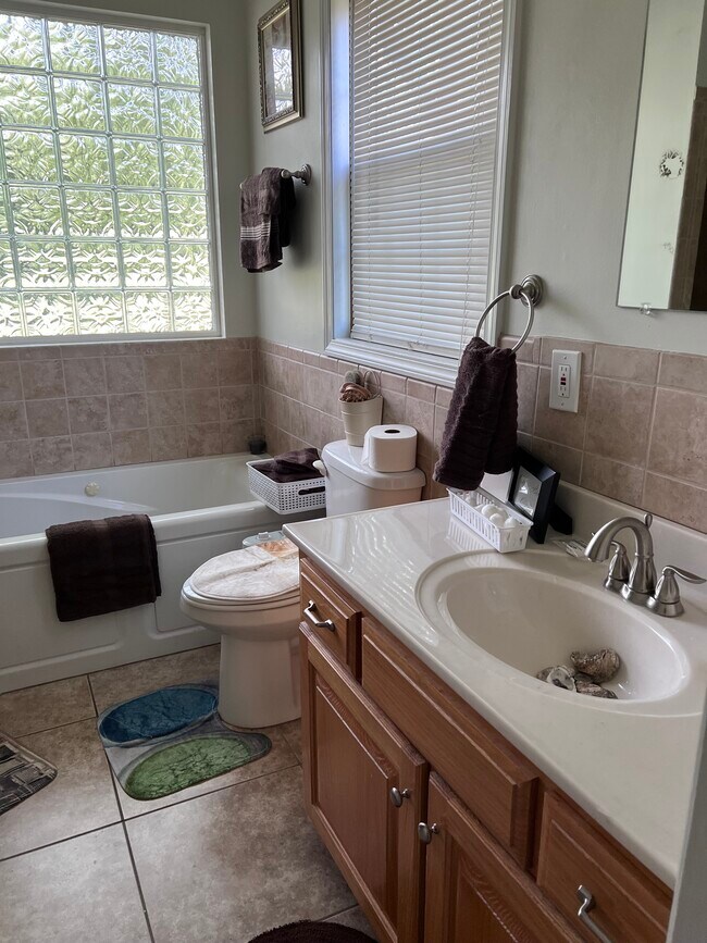 Baño principal - 1205 N Parker St