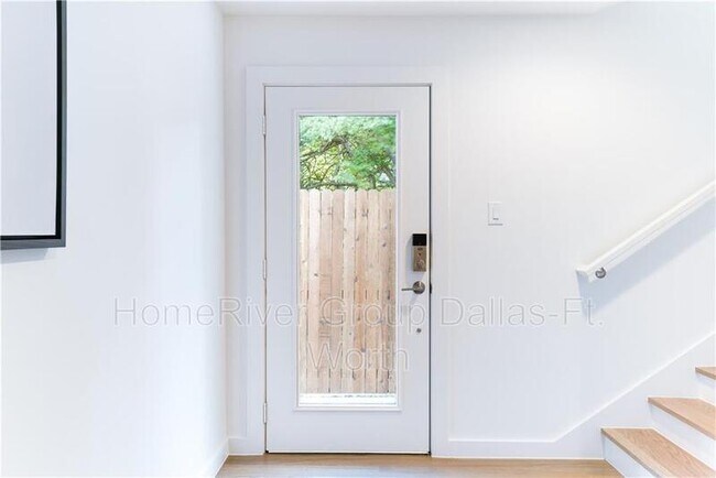 Building Photo - 1604 Zoe Pl