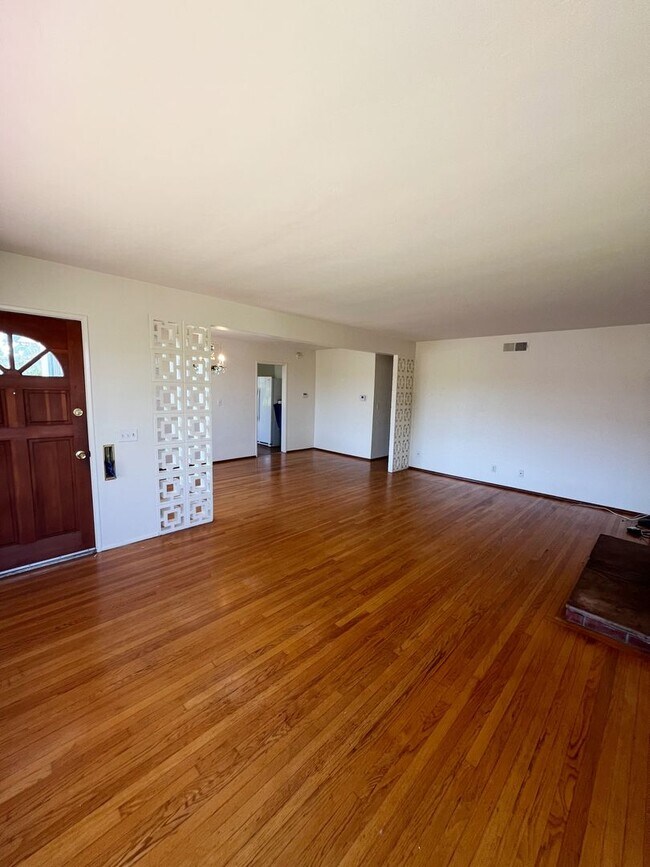 Foto del edificio - 3 Bed/2 Bath House in La Mesa Available fo...