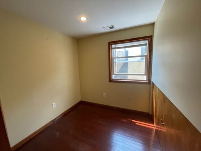 Building Photo - Terrific 2 bedroom in Graduate Hospital