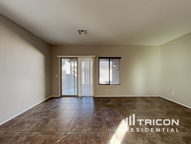 Foto del edificio - 19158 W Woodlands Ave