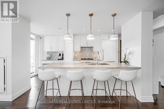 Photo du bâtiment - 3500-3500 Lakeshore Rd W