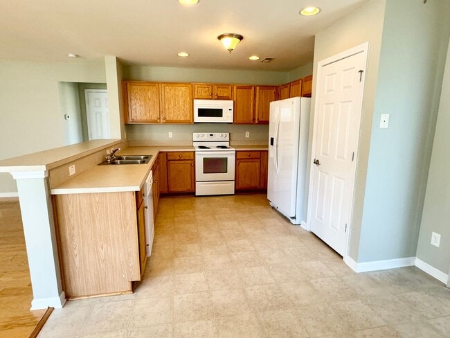 Foto del edificio - Like New 3 Bedroom & 2 Bath pond front home in Hillsborough! Enjoy the Community Pool, Playground...