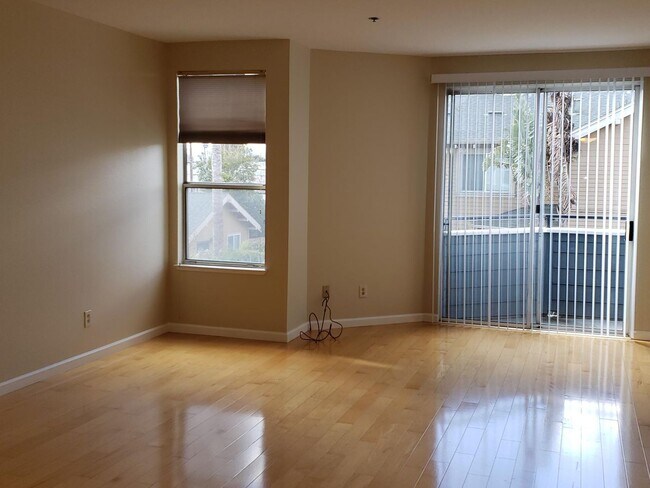 Foto del edificio - Superb Location for this Spacious Downtown...