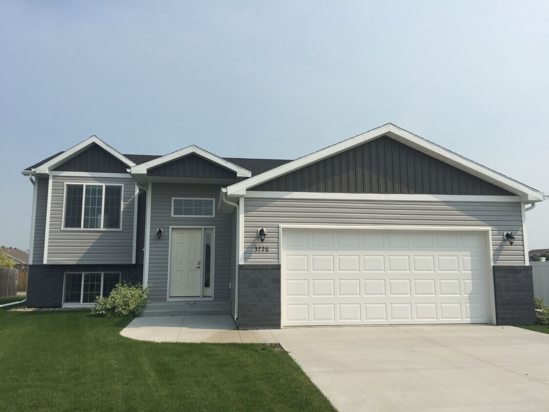 Primary Photo - 4 bed 3 bath Single Family Home