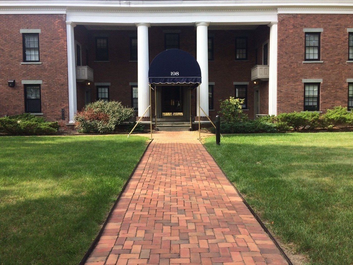 Building Photo - 198 Pawling Ave