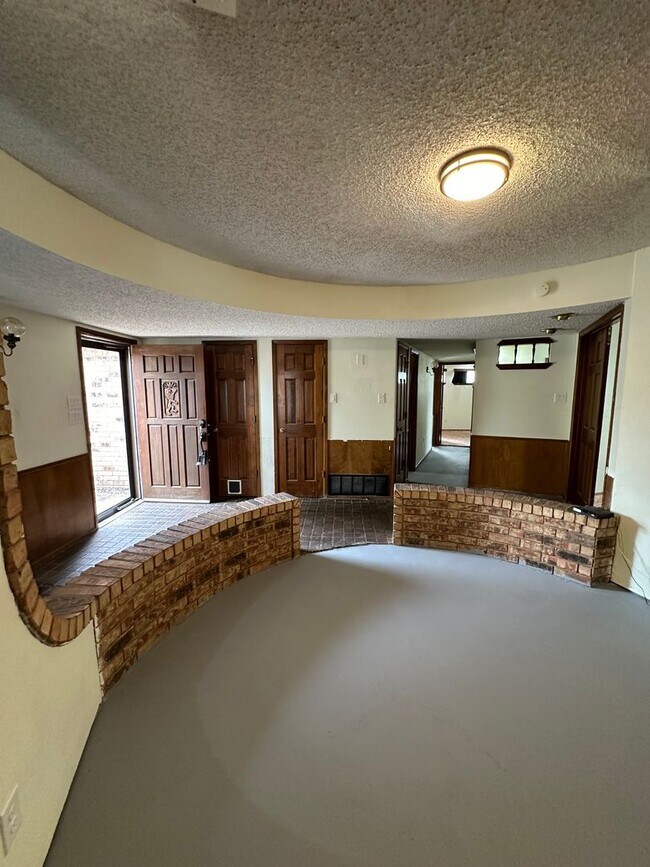 Foto del edificio - A Large 2 Bed with Sauna and walk in Jacuzzi! Large Rec Room!