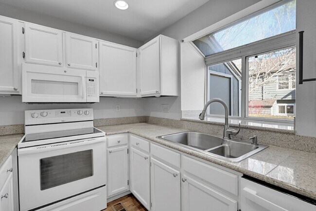 Building Photo - $2,195.00 - 2 Bed, 1.5 Bath, Townhome in L...