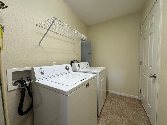 Building Photo - Spacious 2 bedroom, 2 bathroom duplex!