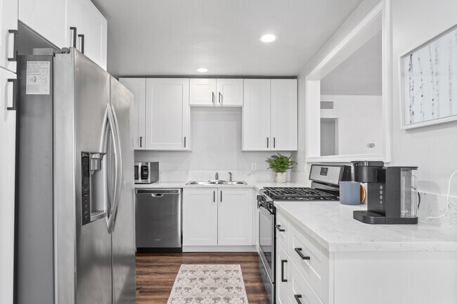 Building Photo - 813 S Oleander Ave