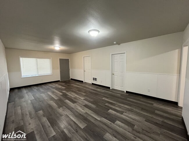 Building Photo - Updated Bungalow with 4 Bedrooms and 2 Ful...