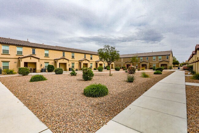 Foto del edificio - 3 Bed, 2 Bath Townhome Just Outside of Nel...