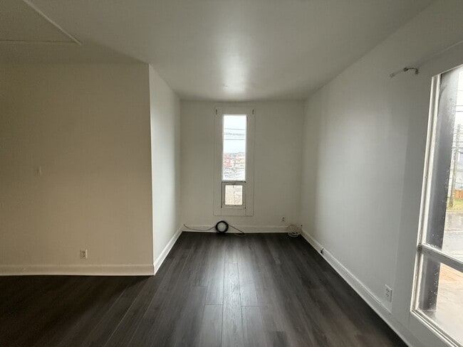 Building Photo - 400 Lutz St