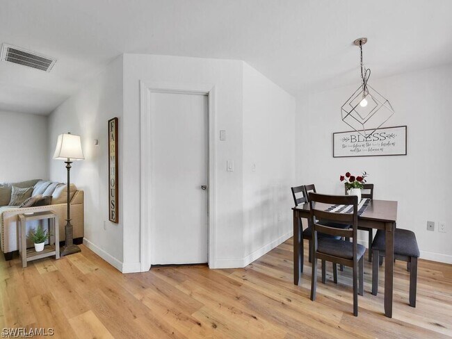 Foto del edificio - 8318 Bamboo Rd