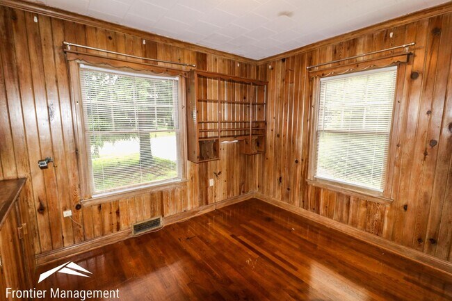 Building Photo - Beautiful five bedroom home in a neighborh...