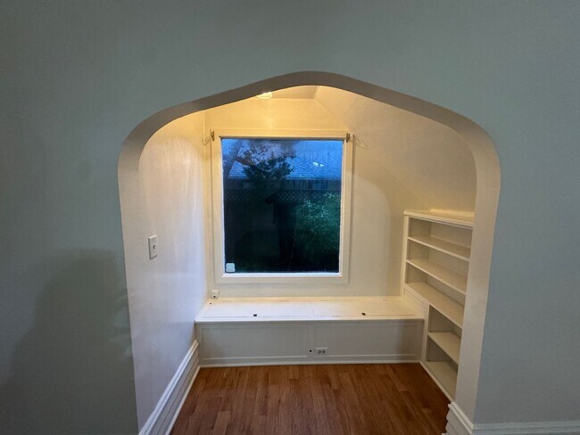 Building Photo - 226 Long St