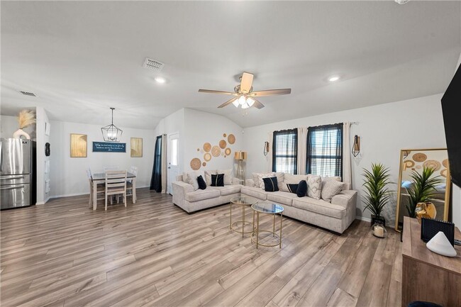 Building Photo - 7009 Llano Dr