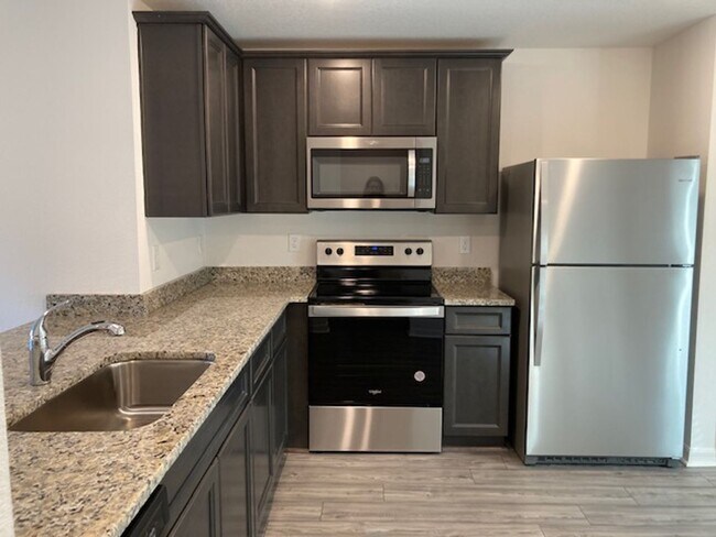 Foto del edificio - Like New 3/2/2 house with a screened in porch.