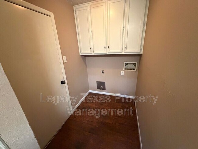 Foto del edificio - 513 Willow Cir W