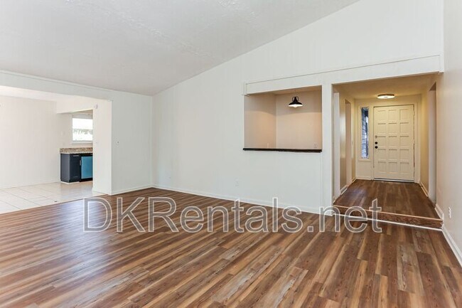 Foto del edificio - 135 Beethoven Ct