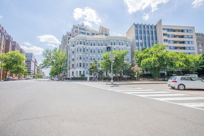 Foto del edificio - Spacious Studio Condo in Logan Circle!