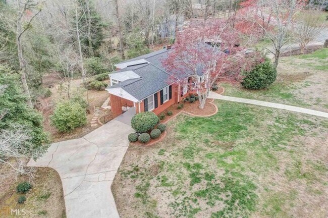 Building Photo - Discover the charm of this cozy single-family home, where your dreams can take shape and flourish!