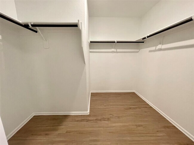Building Photo - 913 Gentle Moss Dr