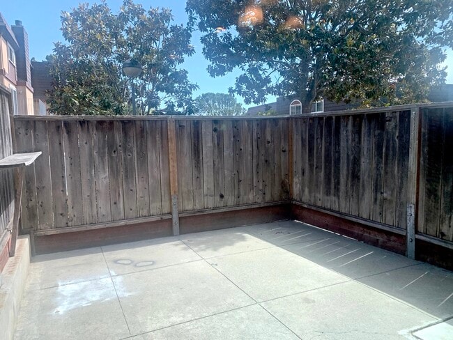 Building Photo - 874 Stonegate Dr