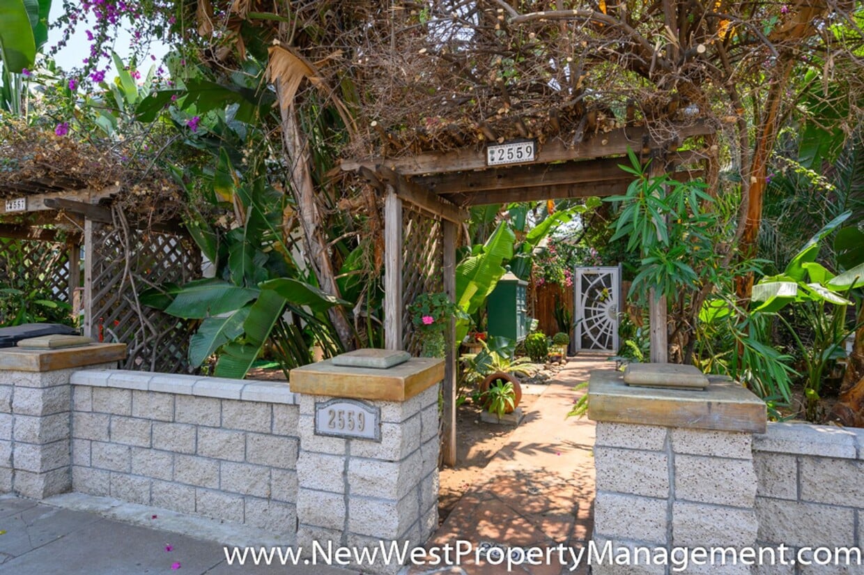 Primary Photo - Charming Golden Hill 1 Bedroom, Available ...